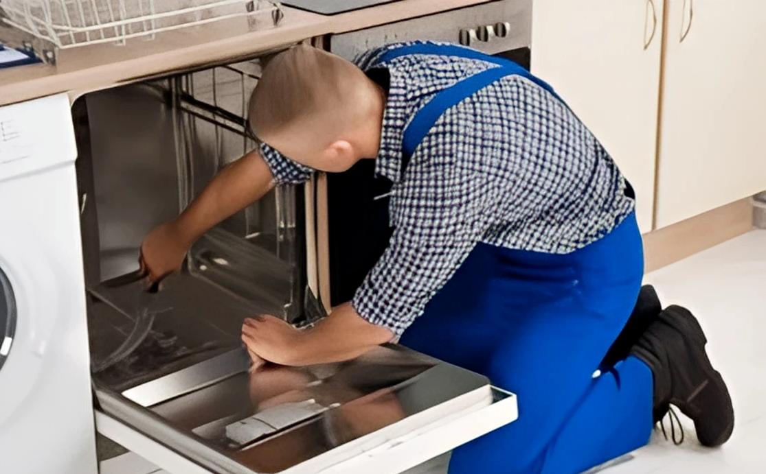 Instalace myčky nádobí mužem